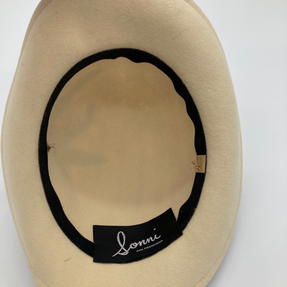 Vintage Sonni Wool Hat with Lace, Adorned with a Dragon brooch and feathers - Picture 9 of 12